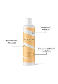 Krulconditioner in een cilindrische witte en oranje fles. Bevat een wit golvend ontwerp en labels die hydrateer- en glans eigenschappen beschrijven.