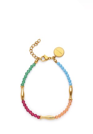 Pulsera de cadena dorada con cuentas verdes, azules, naranjas y rosas separadas por eslabones dorados con forma de pez y una etiqueta redonda cerca del cierre.