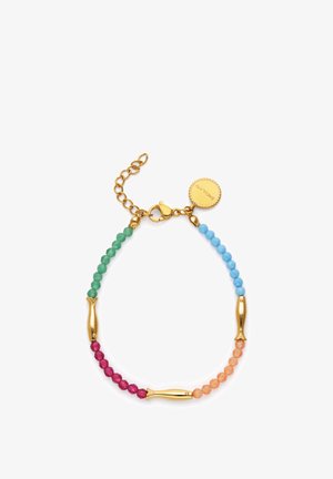 Pulsera de cadena dorada con cuentas verdes, azules, naranjas y rosas separadas por eslabones dorados con forma de pez y una etiqueta redonda cerca del cierre.