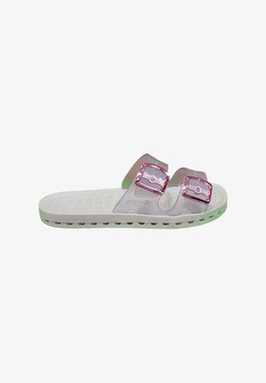 Sandalo bianco con suola texturizzata e due cinturini regolabili con fibbie rosa lucide.