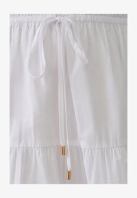 Unausgewählt, white