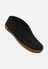 Pantofole nere in feltro con tomaia liscia, punta arrotondata e suola in gomma marrone testurizzata. Design minimalista, senza hardware visibile o motivi.