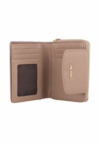 Portefeuille en cuir brun clair avec une finition texturée, comprenant des emplacements pour cartes, une fenêtre ID claire et un logo de marque en ton doré. Fermeture zippée.