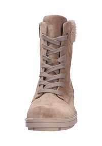 Bottines en daim beige à bout rond, avec un dessus texturé et un fermé par lacets ; présente un accent doux au col pour plus de détail.