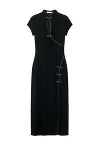 Vestido negro con mangas cortas, diseño ajustado, cuello alto, abertura lateral, adornado con botones decorativos y detalle de costura en contraste.