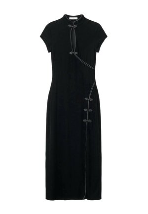 Vestido negro con mangas cortas, diseño ajustado, cuello alto, abertura lateral, adornado con botones decorativos y detalle de costura en contraste.
