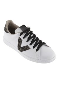 Vita sneakers med svarta snören, med en glittrig svart V-formad detalj och en slät läderövre. Dämpad inredning, gummisulor.