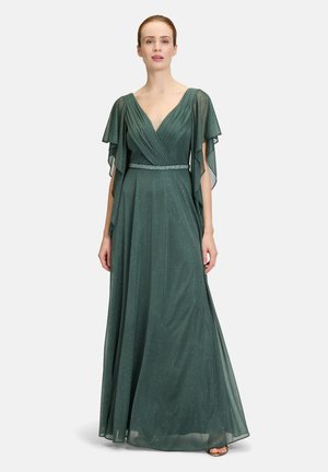 Abito da sera lungo e fluente in verde scuro, realizzato in tessuto leggero con un effetto lucido. Presenta maniche a strati e una cintura scintillante.