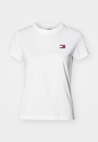 Vit bomull t-shirt med rund halsringning, korta ärmar och en liten flerfärgad "Tommy Jeans"-logotyp på vänster bröst.