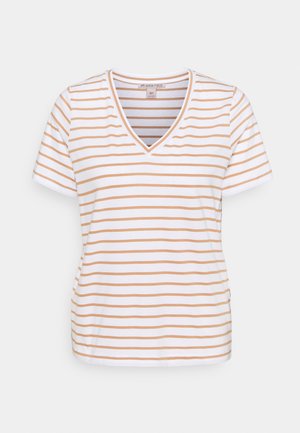 Weißes V-Ausschnitt-T-Shirt mit dünnen orangefarbenen Streifen, kurzer Ärmel und lässiger Passform. Weicher Stoff mit seitlichen Nähten und einem schlichten Design.