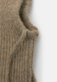 Brauner Strickpullover im Detail, mit gerippter Textur und weichem Wollmaterial. Das Design hat einen umgeschlagenen Kragen und eine entspannte Silhouette.