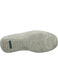 Jasnoszara, gumowa podeszwa buta z zygzakowatym wzorem bieżnika, teksturowaną powierzchnią i małą etykietą marki.