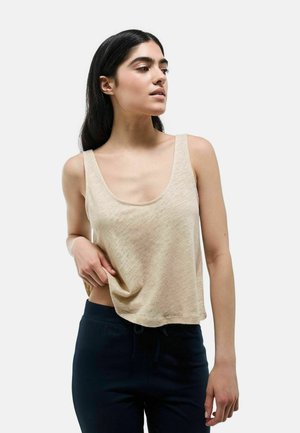T-shirt sans manches beige avec un col rond et une coupe décontractée, fabriqué en tissu léger, avec une texture douce et un design drapé.