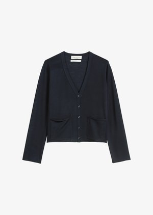 Navyblauwe cardigan gemaakt van zachte stof, met een V-hals, lange mouwen, knopen aan de voorkant en twee voorzakken. Schoon ontwerp met minimale details.