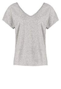 Camiseta de manga corta gris claro con escote en V, que cuenta con una tela texturizada y ligeramente estampada. Corte relajado y material suave.