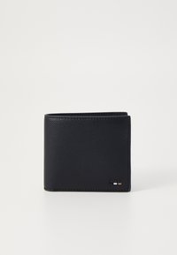 Portefeuille en cuir noir avec une texture, design pliant à deux volets et détail de logo subtil. Présente des bords lisses et une forme compacte.