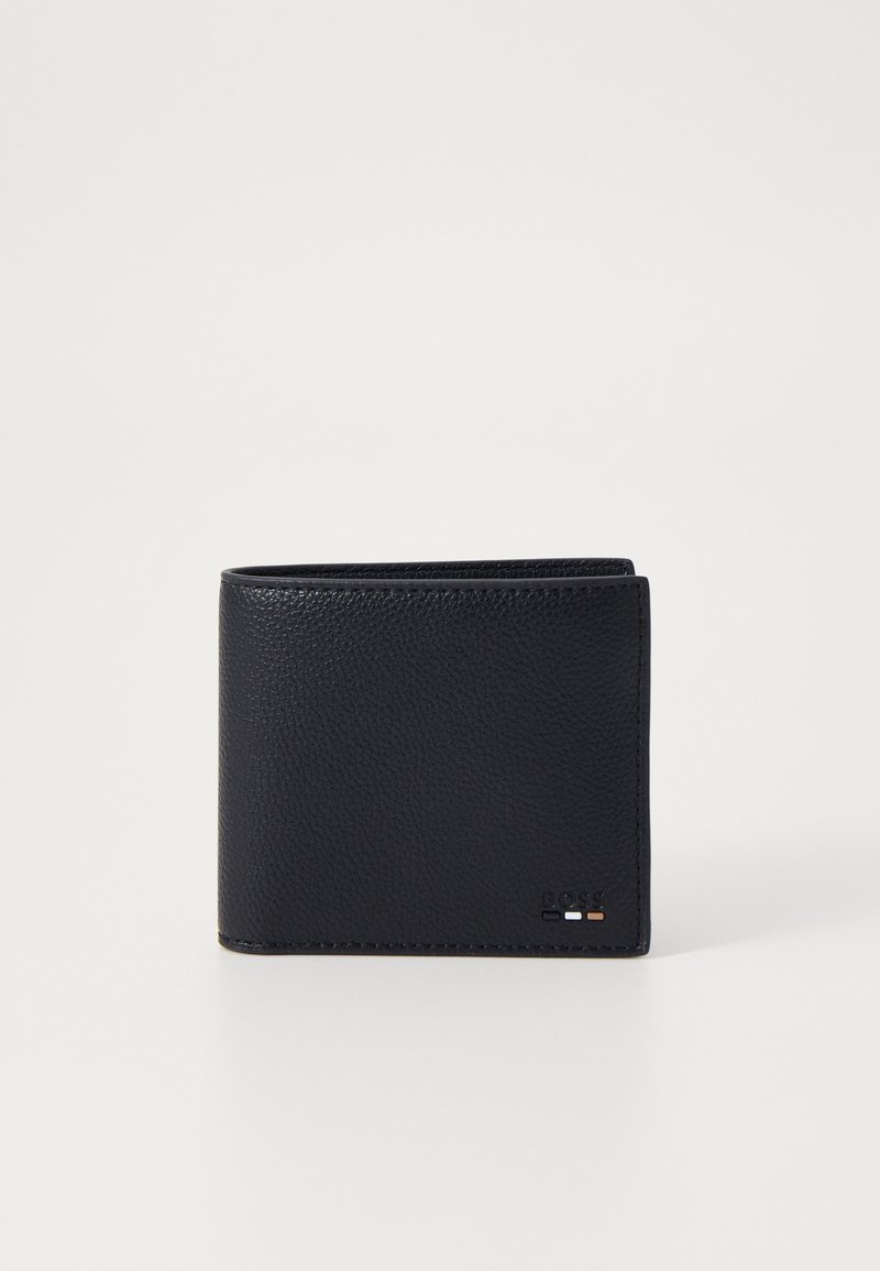 Portefeuille en cuir noir avec une texture, design pliant à deux volets et détail de logo subtil. Présente des bords lisses et une forme compacte.