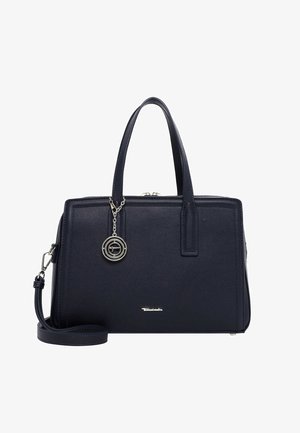 Sac à main rectangulaire bleu marine avec deux poignées, bandoulière amovible, fermeture éclair argentée et un pendentif rond en argent suspendu à une des poignées.