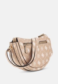 Beige halvmåne bæltetaske med hvidt monogrammønster, frontlomme med lynlås og justerbar rem på en hvid baggrund.