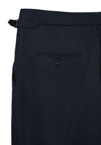 Pantaloni navy realizzati in tessuto liscio, con una tasca posteriore singola dotata di bottone, passanti per cintura e un design pulito e sartoriale.