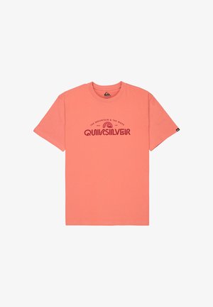 Koralowa bawełniana koszulka z krótkimi rękawami, okrągłym dekoltem i logo Quiksilver w ciemnym czerwonym kolorze. Zawiera grafikę z falami oraz tekstem.