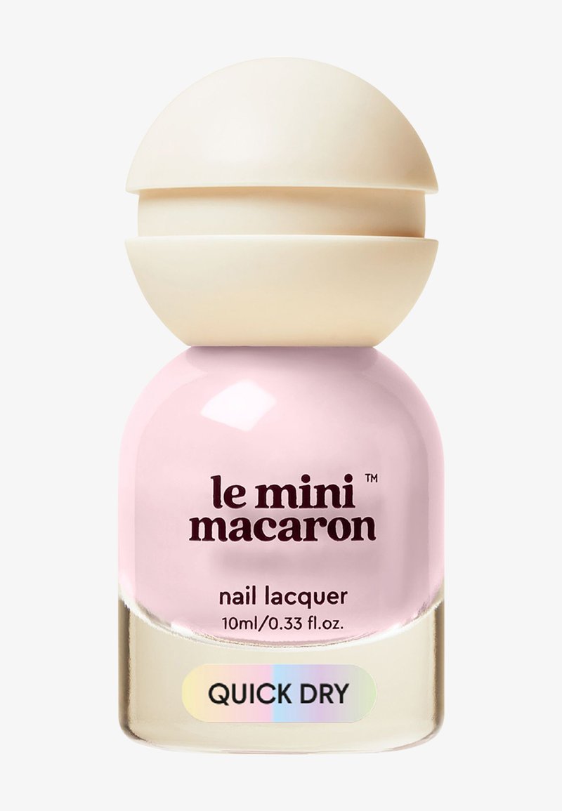 Smalto per unghie rosa in una bottiglia di vetro rotonda con tappo crema opaco. L'etichetta presenta il nome del marchio e la dicitura "asciugatura rapida" in dettagli iridescenti.