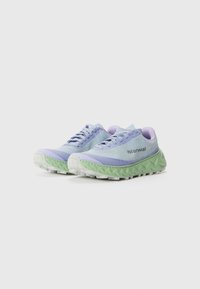 Scarpe da corsa leggere con un gradiente di lavanda e verde menta. Parte superiore testurizzata, colletto imbottito e suola bianca robusta per una buona aderenza.