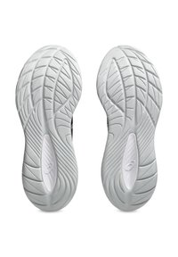 Semelles blanches de chaussures de sport avec des motifs texturés ; rainures flexibles pour une adhérence ; logo sur le côté avec une finition lisse.
