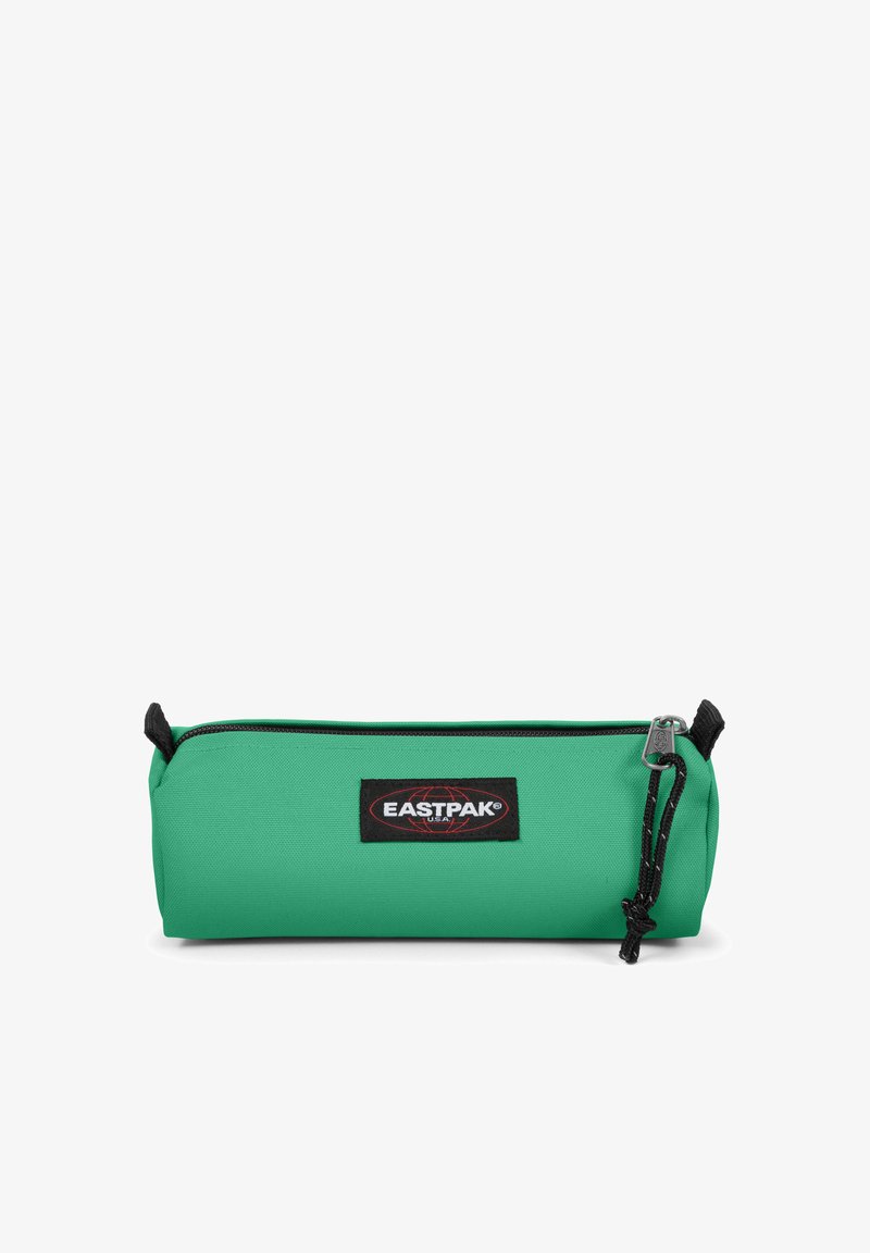 Astuccio verde con finitura texture, zip nera e patch con logo Eastpak nero. Presenta un cordino per un facile utilizzo.