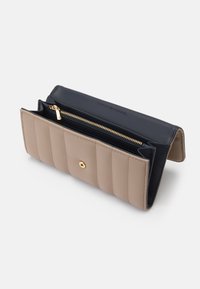 Tommy Hilfiger FEMININE FLAP - Denarnica - coastal taupe