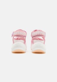 Buffalo BINARY - Sandales à plateforme - pink