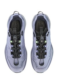 Fioletowe i czarne buty outdoorowe z teksturowaną siateczką wierzchnią, gumową podeszwą i systemem szybkiego sznurowania. Zawierają markę GORE-TEX po boku.