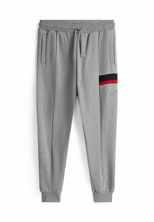 Pantaloni jogger grigi realizzati in tessuto morbido, con vita regolabile mediante cordoncino, tasche laterali e dettagli a strisce rosse e blu navy.