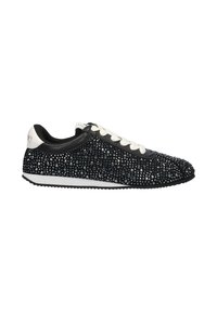 Zapatilla negra con un upper texturizado cubierto de rhinestones, cordones blancos y una suela de goma. Presenta un acento de cuero suave en el talón.