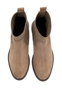 Ruda suede kulkšniai su raižytais elastiniais šonais, traukimo kilpomis ir plokščiu padu, išryškinantys lygų paviršių ir minimalų dekoravimą.