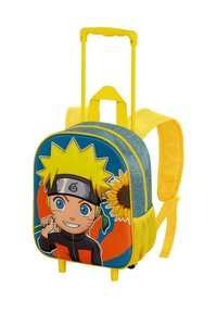 Mochila amarilla con ruedas que presenta un personaje de dibujos animados con cabello espigado, diseño de girasoles y bolsillo laterales de malla. Fabricada con un material suave.