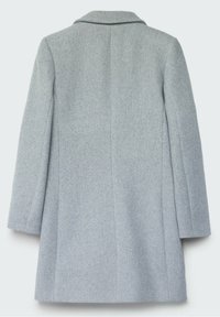 Manteau en laine gris clair avec manches longues, couture droite au dos et col classique, vu de dos sur un fond uni.