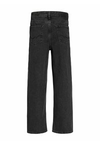 Jeans en denim noir avec un design à jambes larges, comportant deux poches arrière et une étiquette sur la taille. Tissu texturé avec de subtils détails de couture.