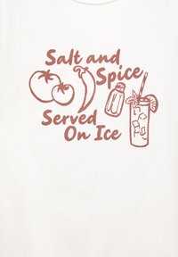 Witte T-shirt met bruine grafische tekst en illustraties van tomaten, een chilipeper, een zoutvaatje en een drankje met ijs.