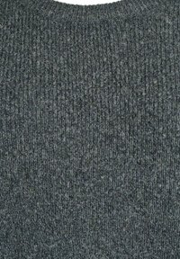 Pilkos megztos palaidinės su briaunotu paviršiumi. Apvalus iškirpimas ir tankus audinys su subtiliais spalvų ir raštų variacijomis.