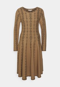 Brun långärmad klänning med figurnära överdel och utsvängd kjol, försedda med svarta blommönster och texturerade detaljer genom hela plagget.