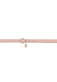 Rosa lærbelte med en blank finish, sølvspenne og festemidler, har flere hull for justering av størrelse. Inkluderer en liten charm.