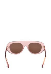 Vaaleanpunaiset läpikuultavat muoviset aurinkolasit, joissa on ruskeat soikeat linssit ja harmaasävyiset sankakappaleet, esitetty eteenpäin valkoista taustaa vasten.