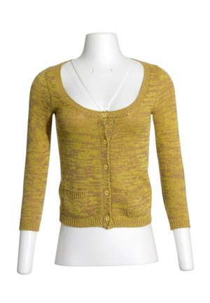 Gelb-brauner melierter Strickcardigan mit langen Ärmeln und fünf Knöpfen vorne, dargestellt an einem weißen Schaufensterpuppe-Torso.