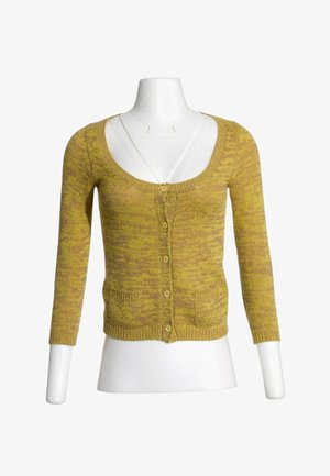 Gelb-brauner melierter Strickcardigan mit langen Ärmeln und fünf Knöpfen vorne, dargestellt an einem weißen Schaufensterpuppe-Torso.