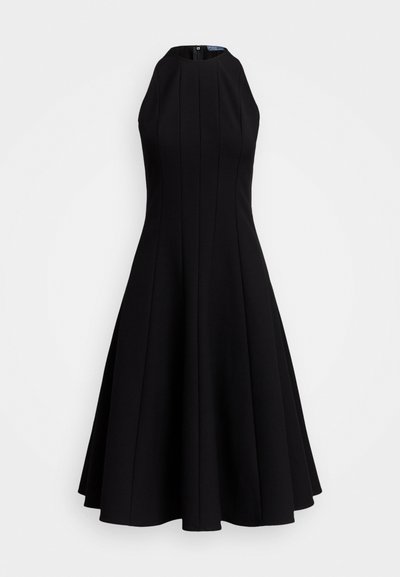 Vestido midi preto sem mangas com decote alto, corpete justo, saia rodada e detalhes de costura vertical, em fundo branco.