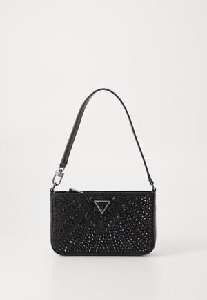 Sac à épaule noir avec surface texturée et plaque de logo métallique triangulaire, avec bandoulière amovible et fermeture éclair.
