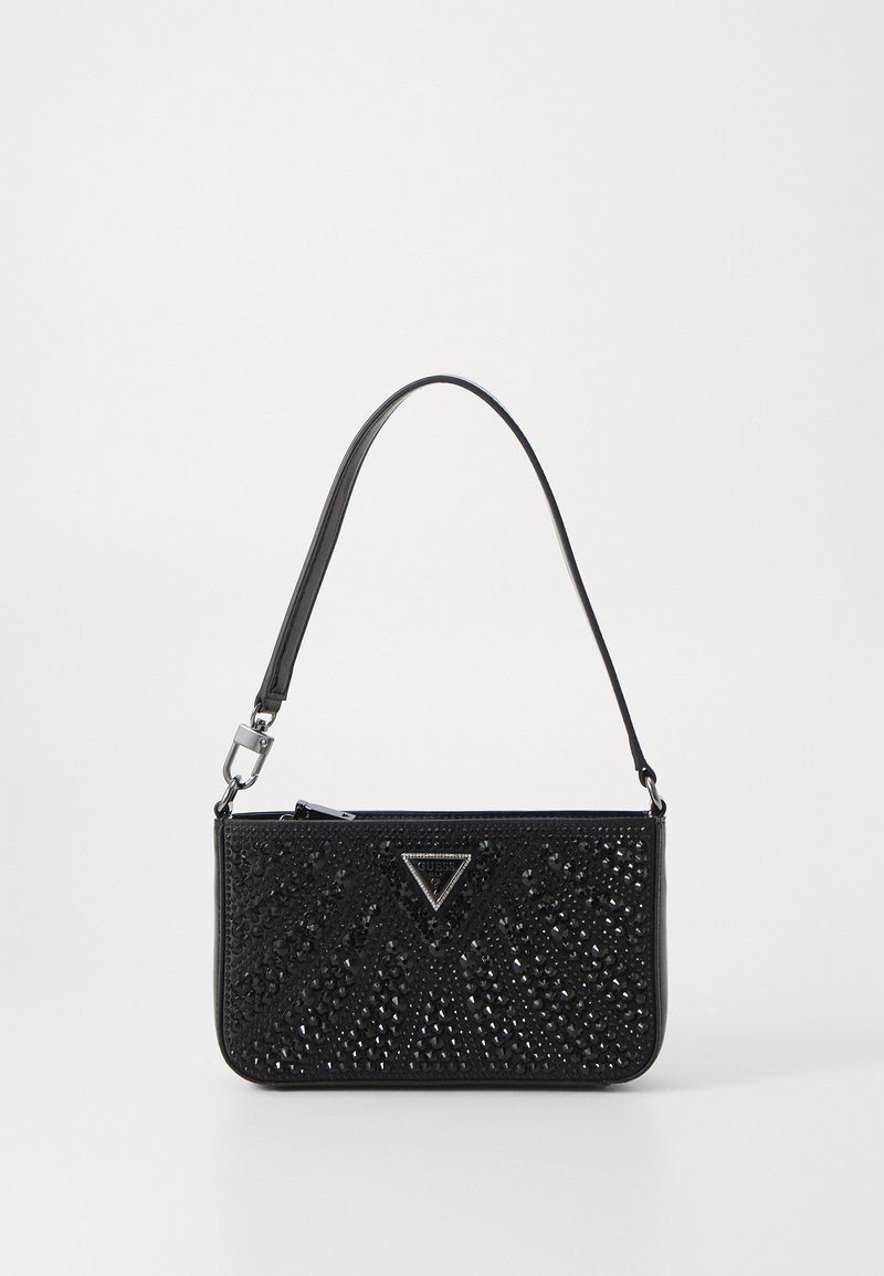 Sac à épaule noir avec surface texturée et plaque de logo métallique triangulaire, avec bandoulière amovible et fermeture éclair.