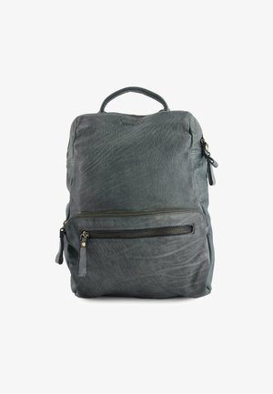 Kožený batoh v tmavě šedé barvě, se strukturovaným povrchem, přední kapsou na zip a horním uchem. Obsahuje mosazné kovové detaily.