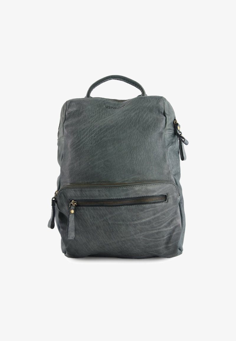 Sac à dos en cuir gris foncé, avec une finition texturée, une poche zippée à l'avant et une poignée supérieure. Comprend des accents en laiton.